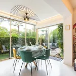 Rare! 2-br With Pools Access Private Parking *
