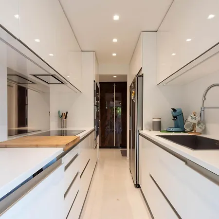 Rare! 2-br With Pools Access Private Parking *