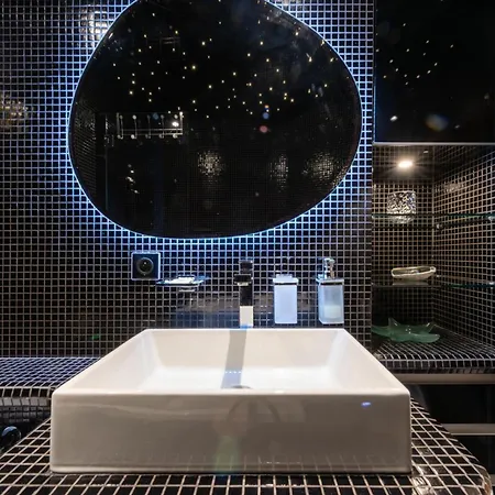 Rare! 2-br With Pools Access Private Parking *